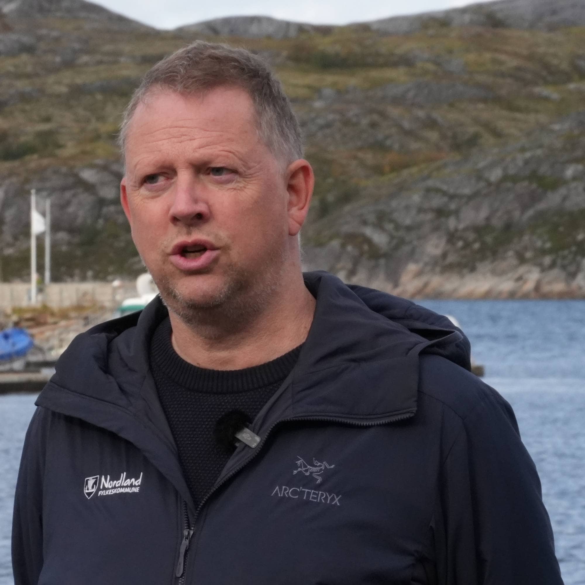 Marianne Dobak Kvensjø og Richard Dagsvik på pressekonferanse om ny kontrakt for hurtigbåttilbudet i Nordland.