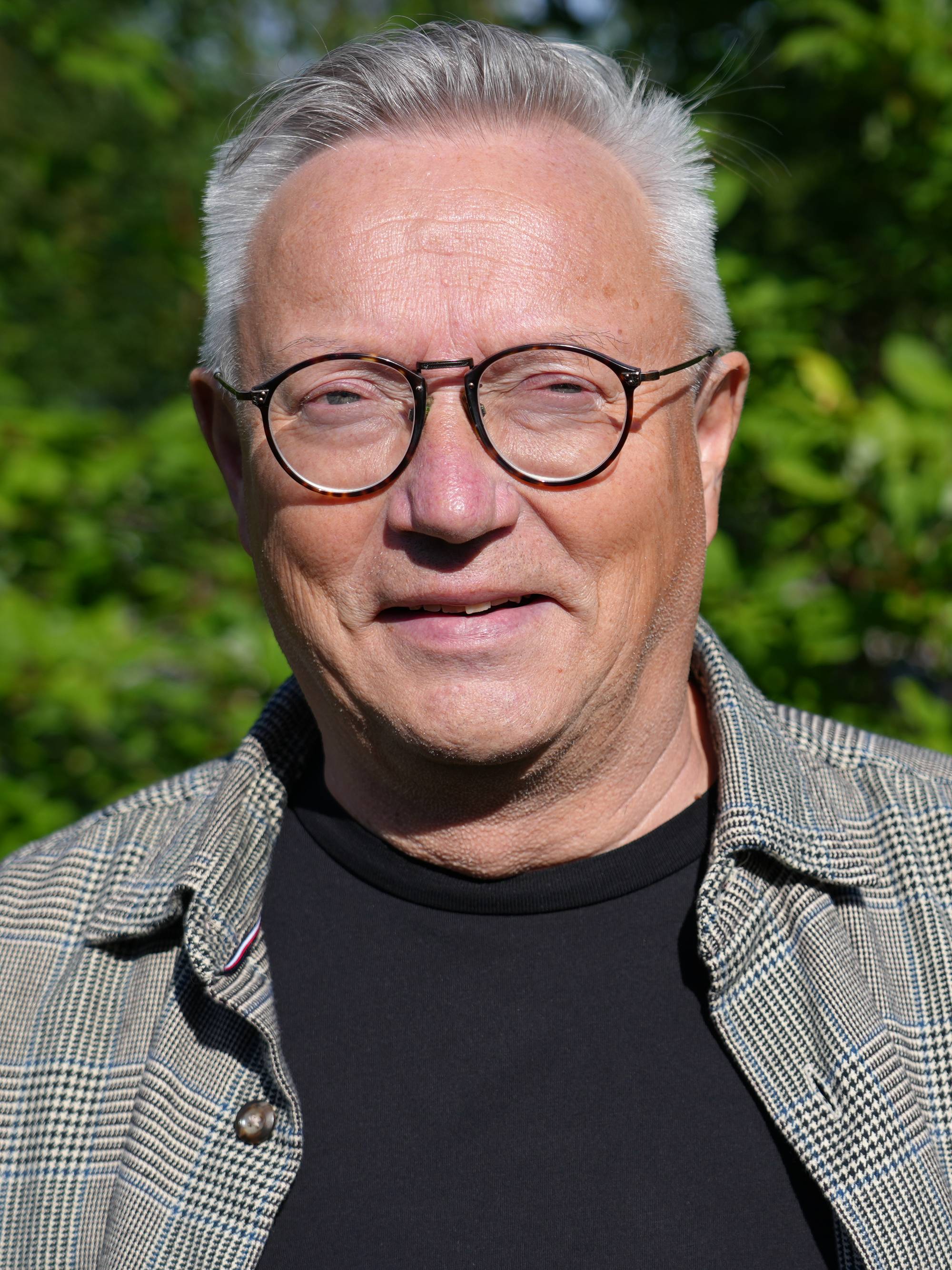 En mann med briller (Bildebeskrivelsen er laget av en KI-tjeneste)