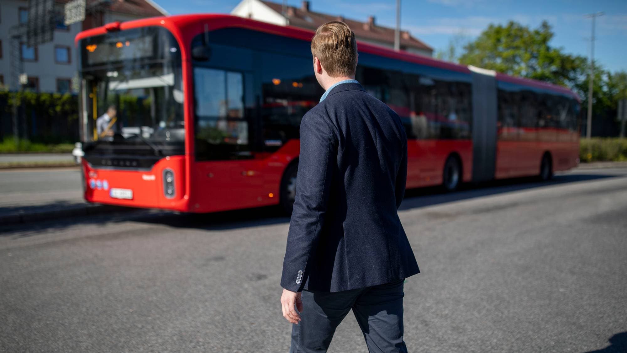 Håkon Snortheim går mot buss
