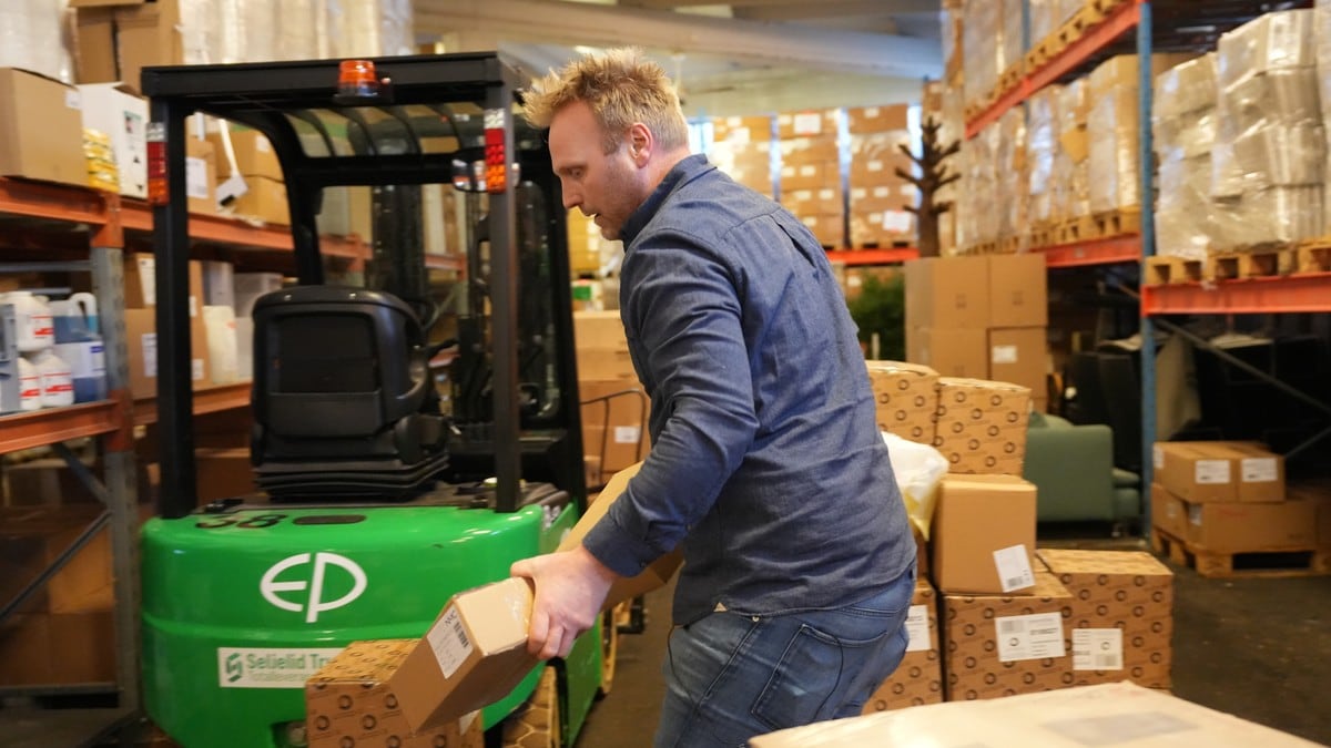 Mann i 30-åra tiltalt for å ha kjøpt vin og kunst med jobben sine pengar