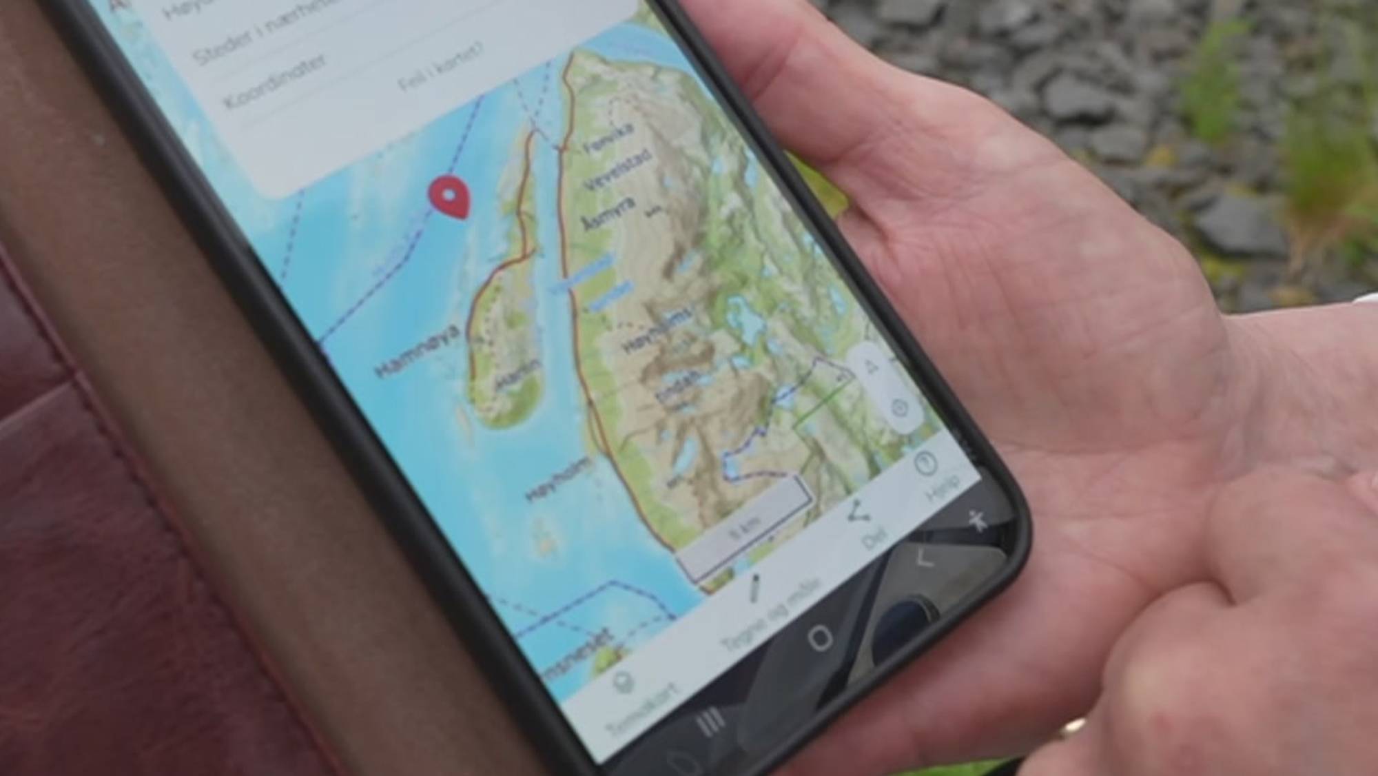 Mobil som viser kart om bru til Hamnøy