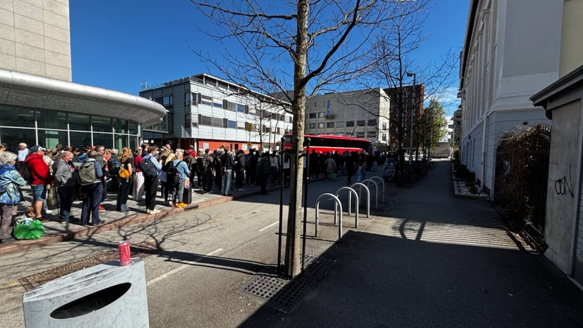 Lang kø til en buss