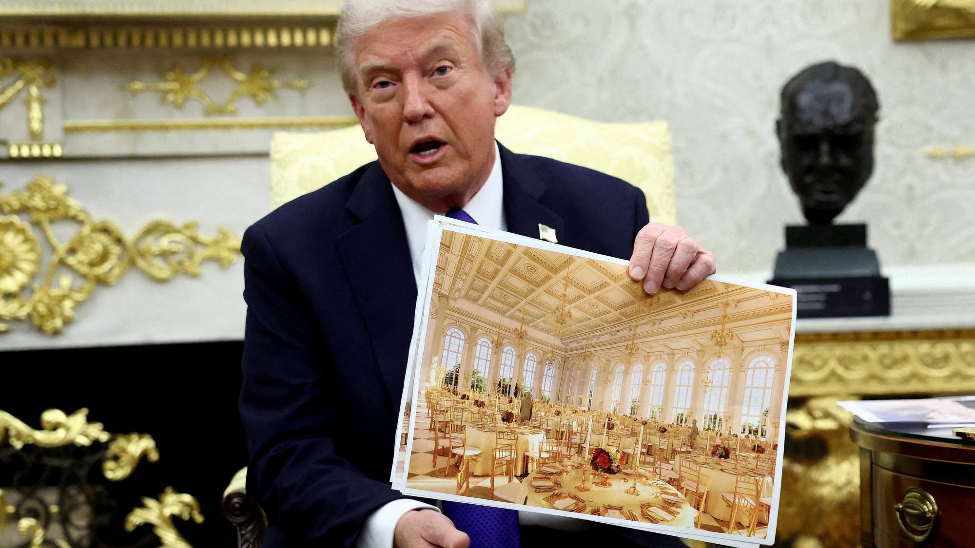 GULL OVERALT: Trump viser frem planene for den nye ballsalen.