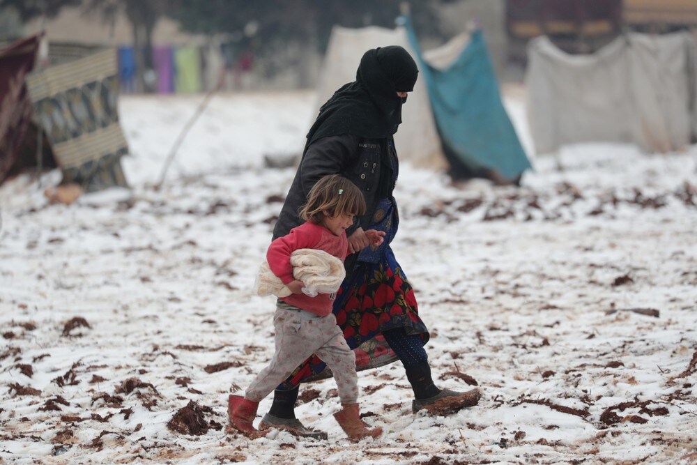 Syrias regjeringsstyrker feirer, mens tusener flykter og fryser