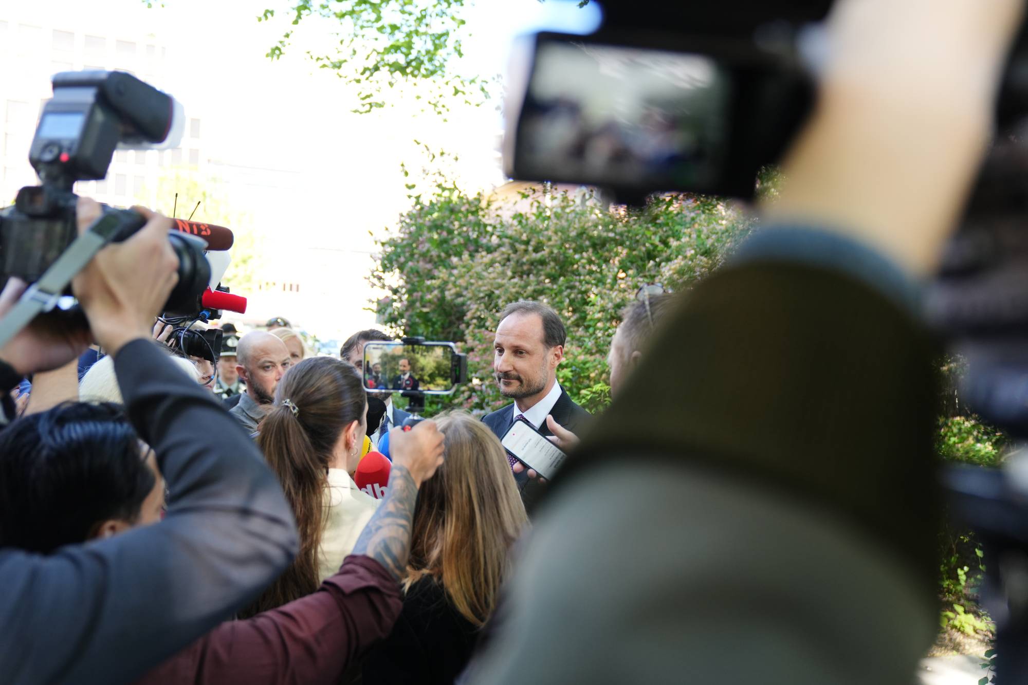 Kronprins Haakon forlater universitetets aula etter Abel-prisen. 