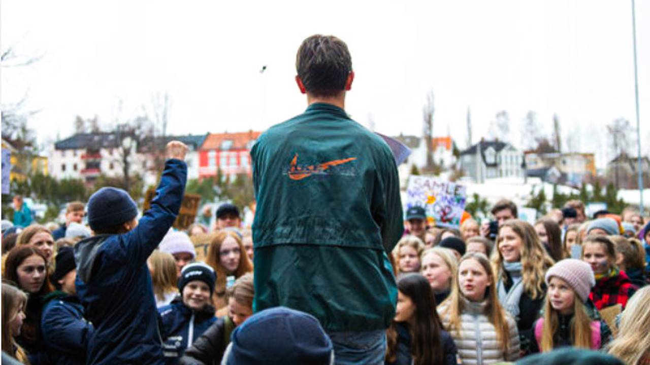 REDDET KARAKTERENE: Markus Refsdal tror ikke karakterene hans hadde vært de samme i dag dersom han ikke hadde deltatt i frivilligheten. Nå håper han flere unge ser lærdommen et frivillig verv kan gi. Bildet viser Refsdal meg ryggen til der han ledet skolestreiken den 22. mars 2019 i Hamar.