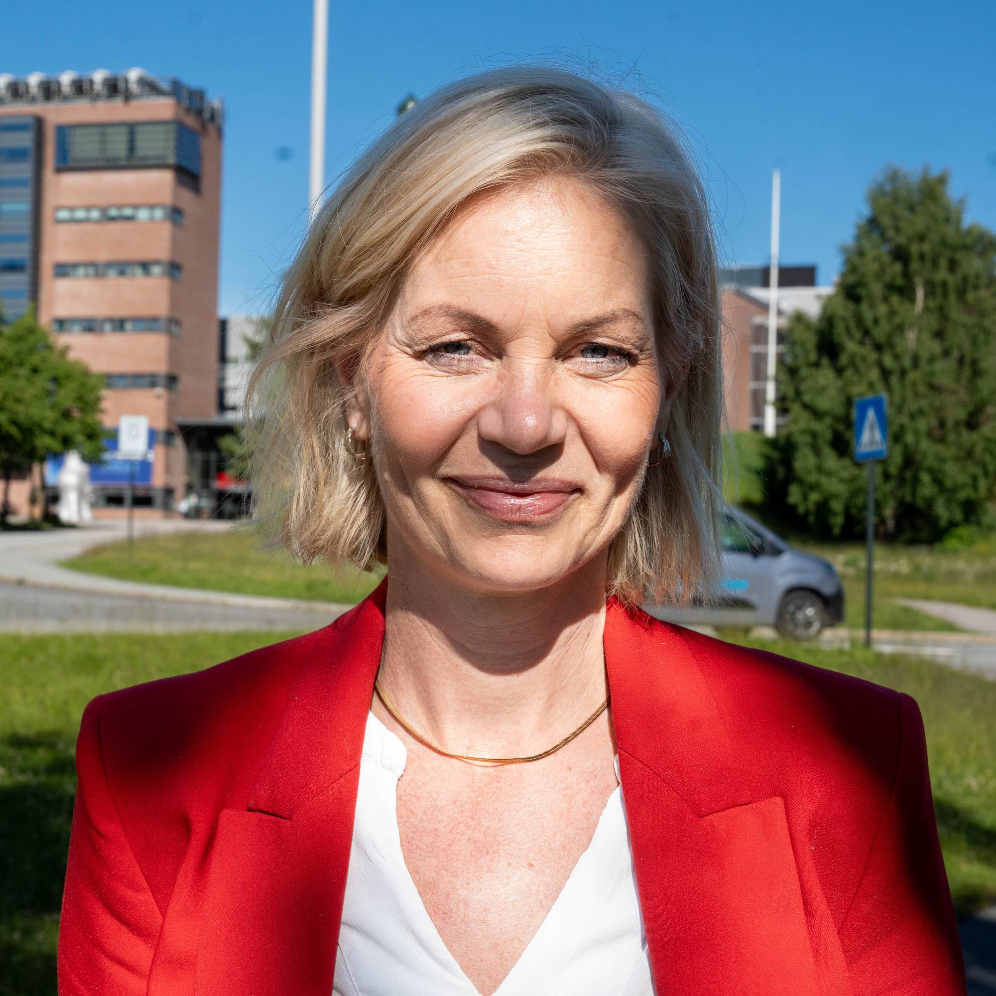 en person i rød dress (Bildebeskrivelsen er laget av en KI-tjeneste)