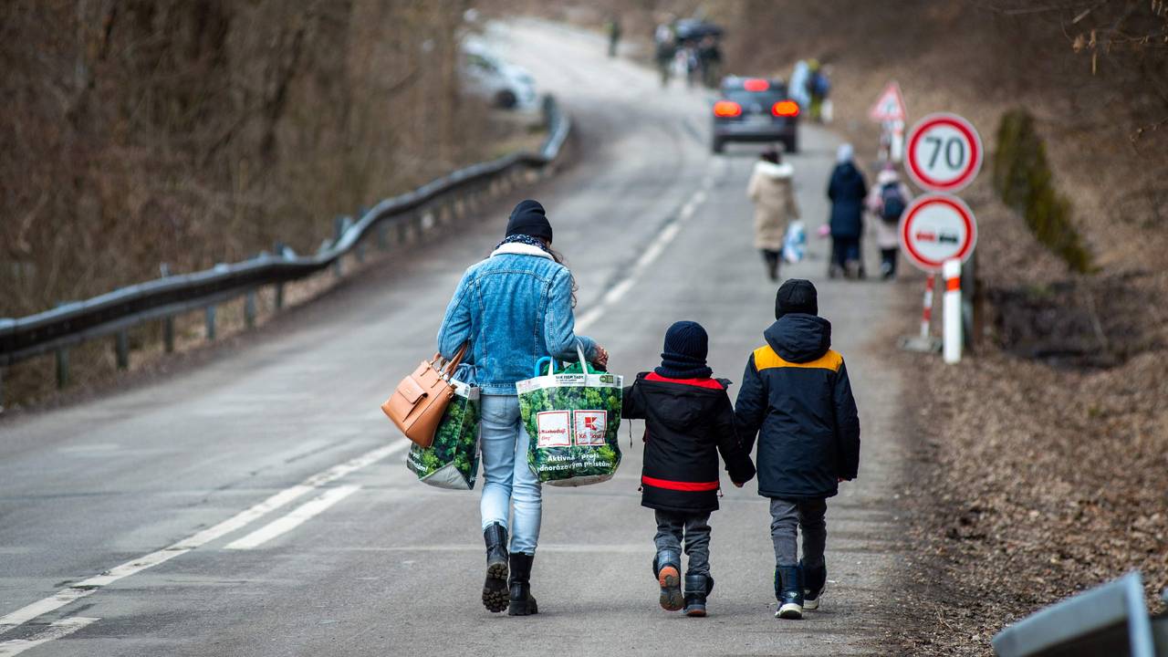 Mor og to barn på vei mot grenseovergangen mellom Ukraina og Slovakia.