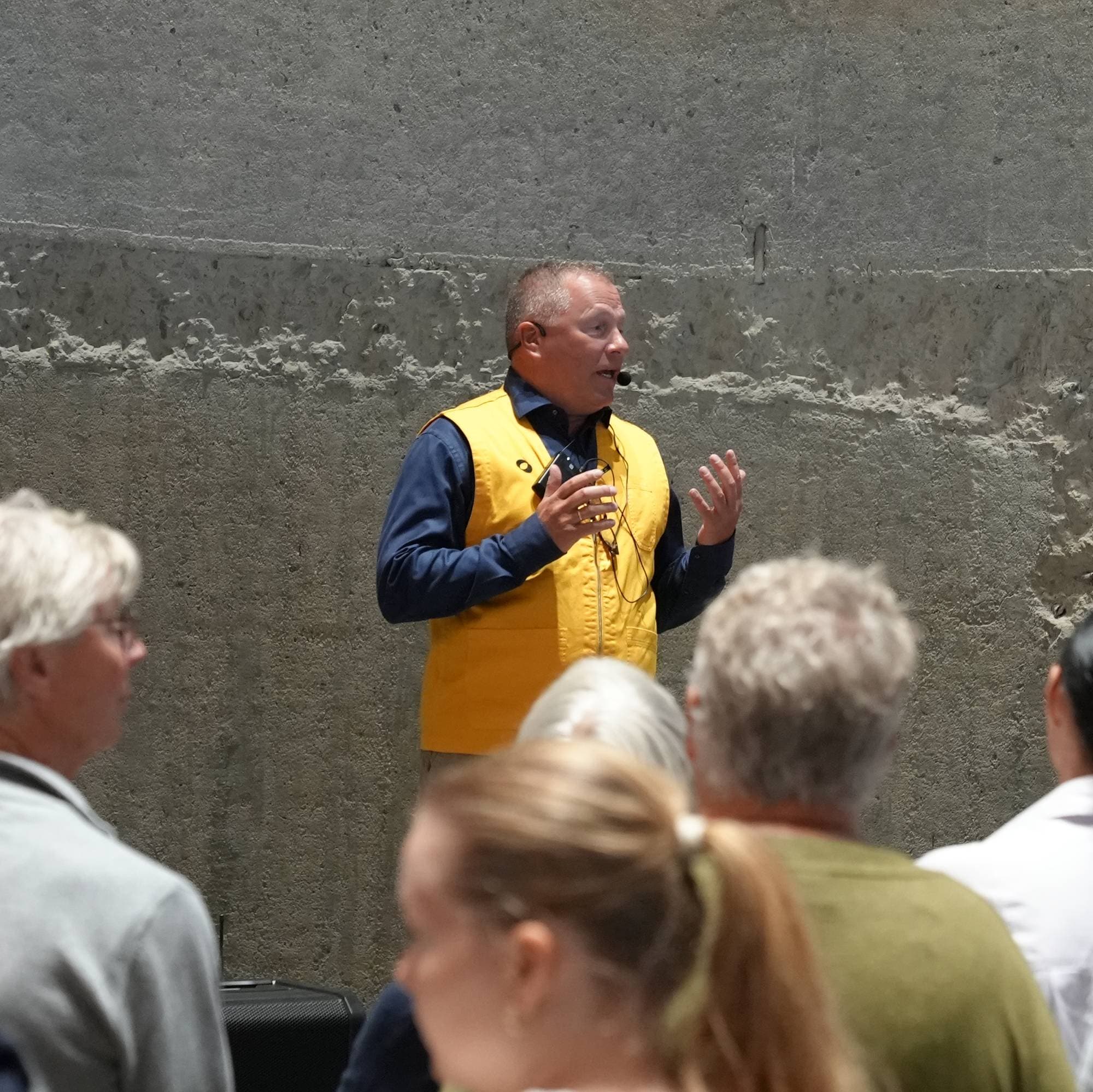 Nicolai Tangen har omvisning på Kunstsilo i Kristiansand.