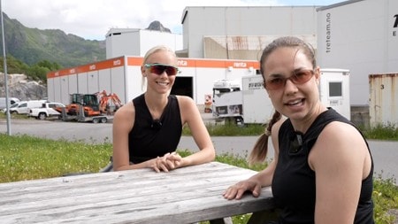 Synne og Louise er på ferietur i Lofoten denne sommaren.