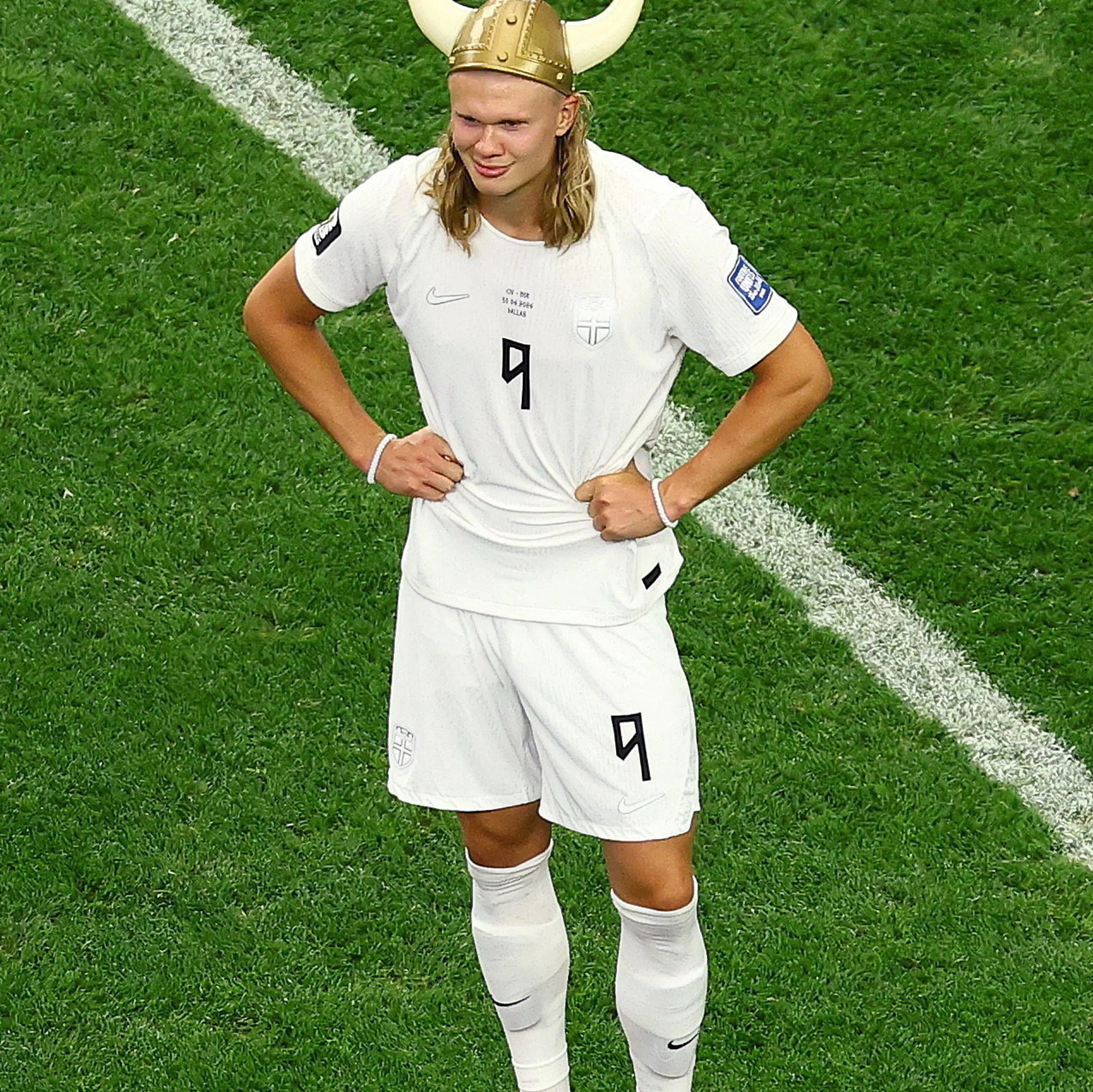 Erling Braut Haaland iført vikinghjelm på en fotballbane. (Bildebeskrivelsen er laget av en KI-tjeneste)