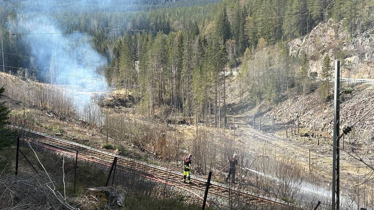 Sørlandsbanen er stengt - det brenner langs jernbanelinja