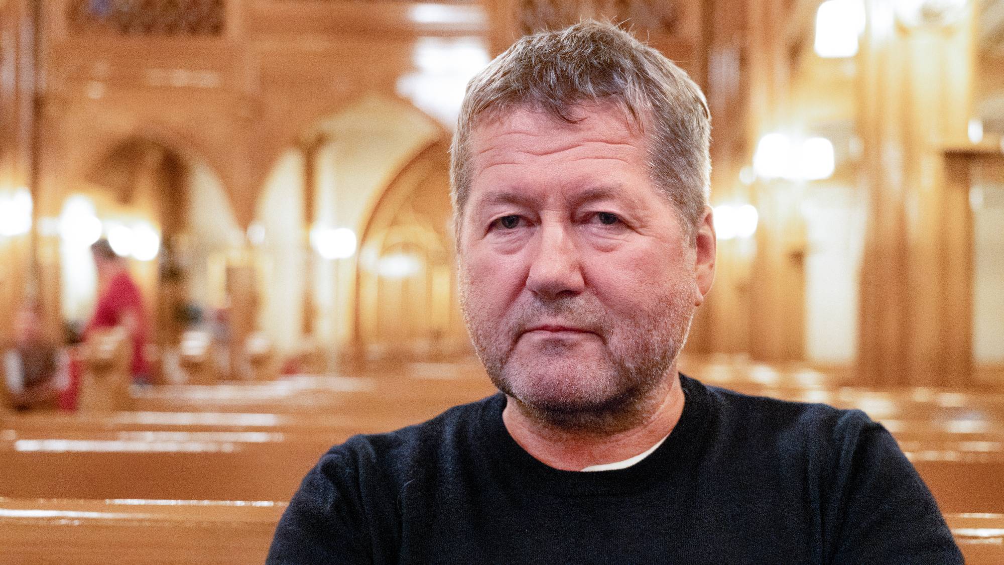 Bjarne Brøndbo i svart skjorte (Bildebeskrivelsen er laget av en KI-tjeneste)