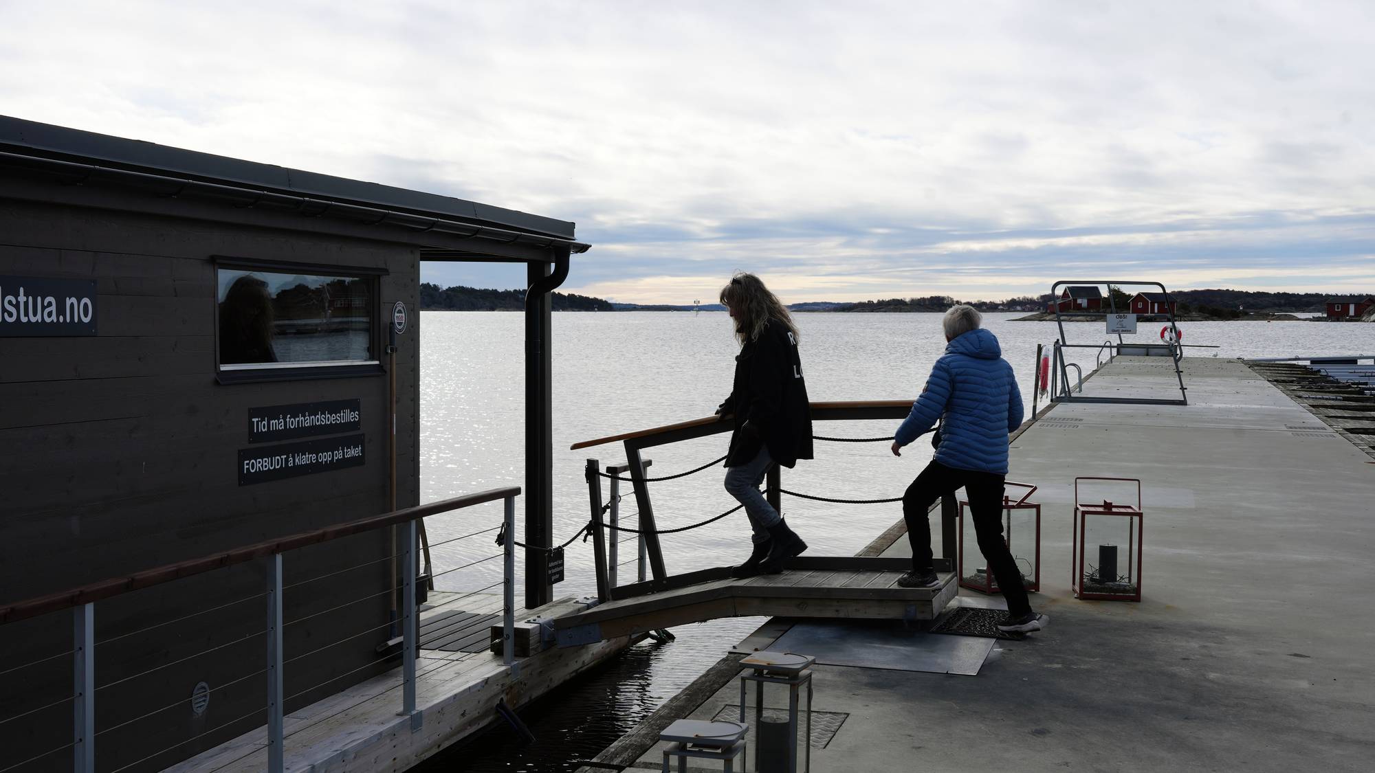 Badstua på Hvaler. Torill Haglund og Inger Brekke går ut til badstua. 