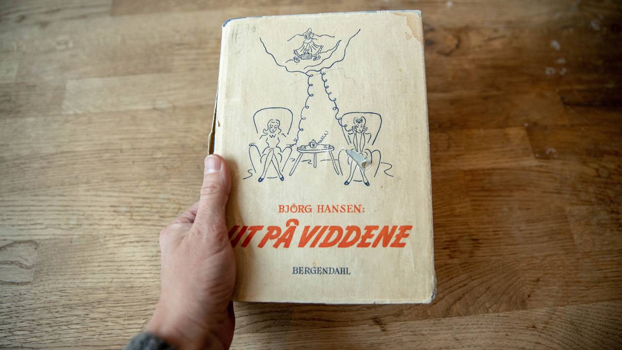 En hånd holder frem boken "Ut på viddene" av Bjørg Hansen