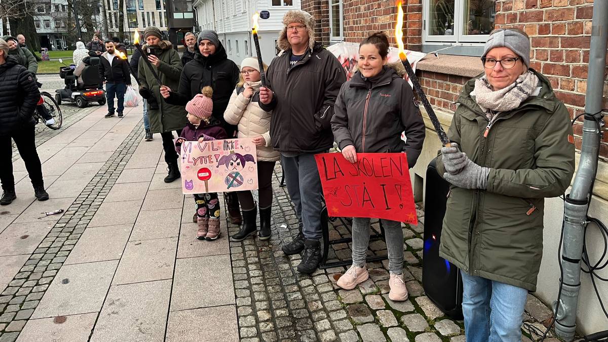Demonstrerer i forkant av bystyremøte