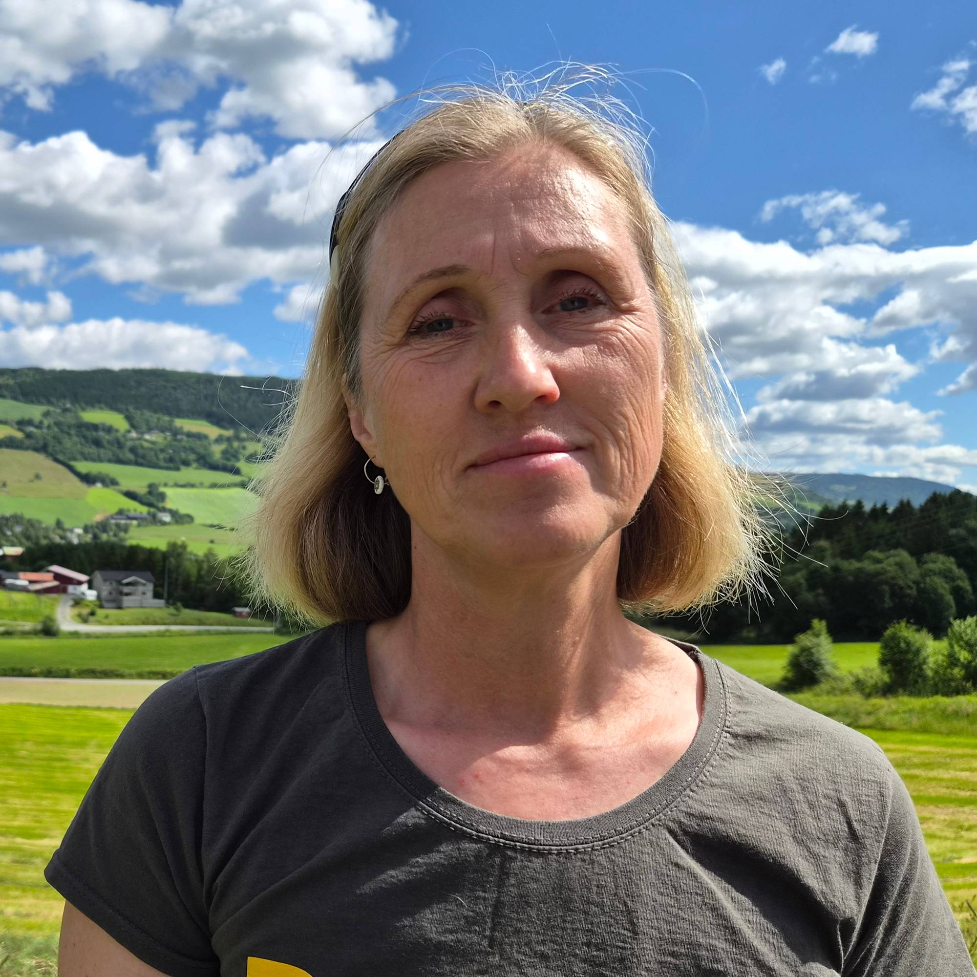 En kvinne står foran et jorde
