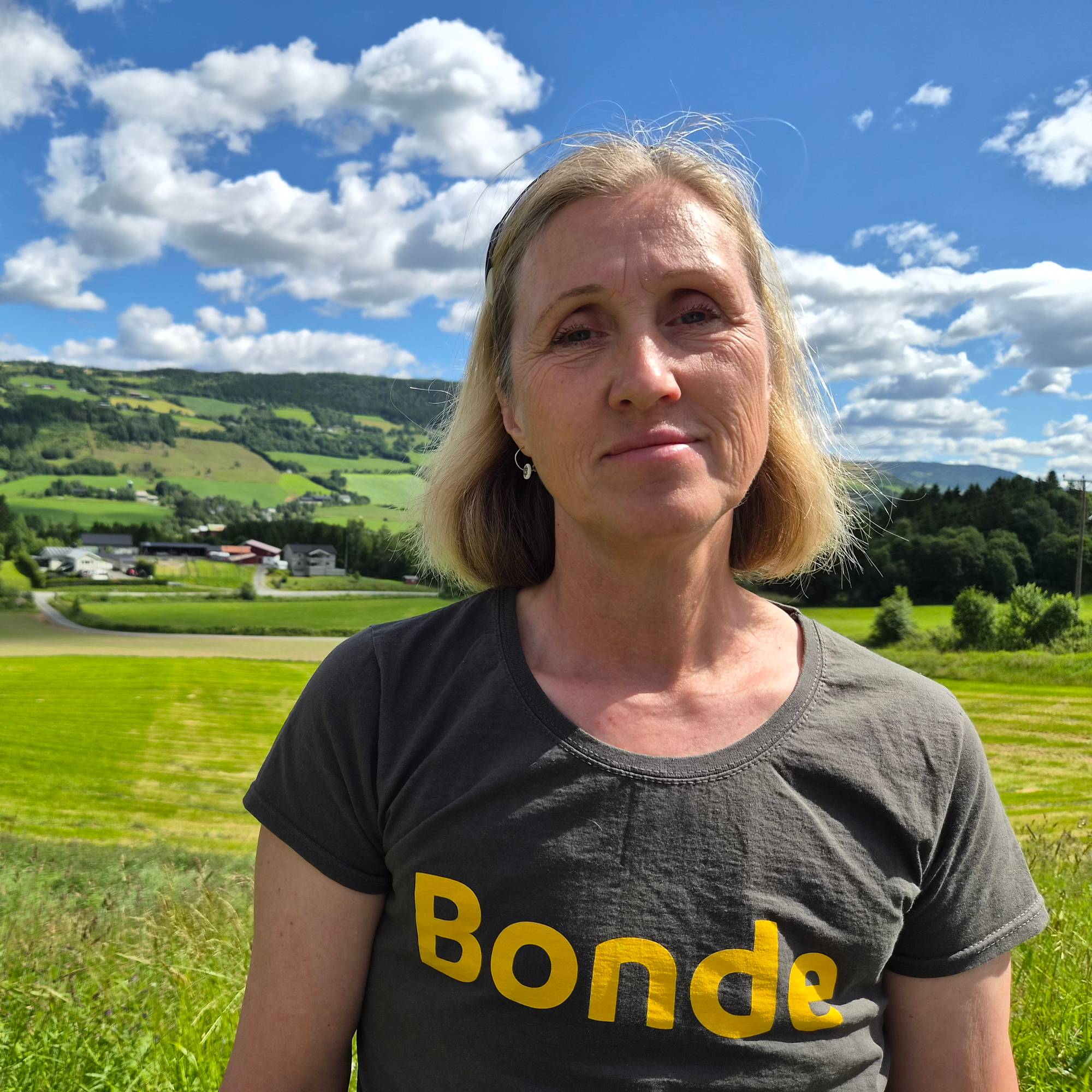 En kvinne står foran et jorde