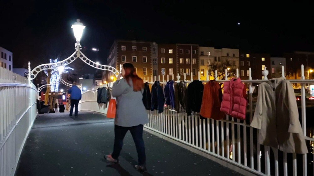 Henger ut varme jakker til Dublins hjemløse