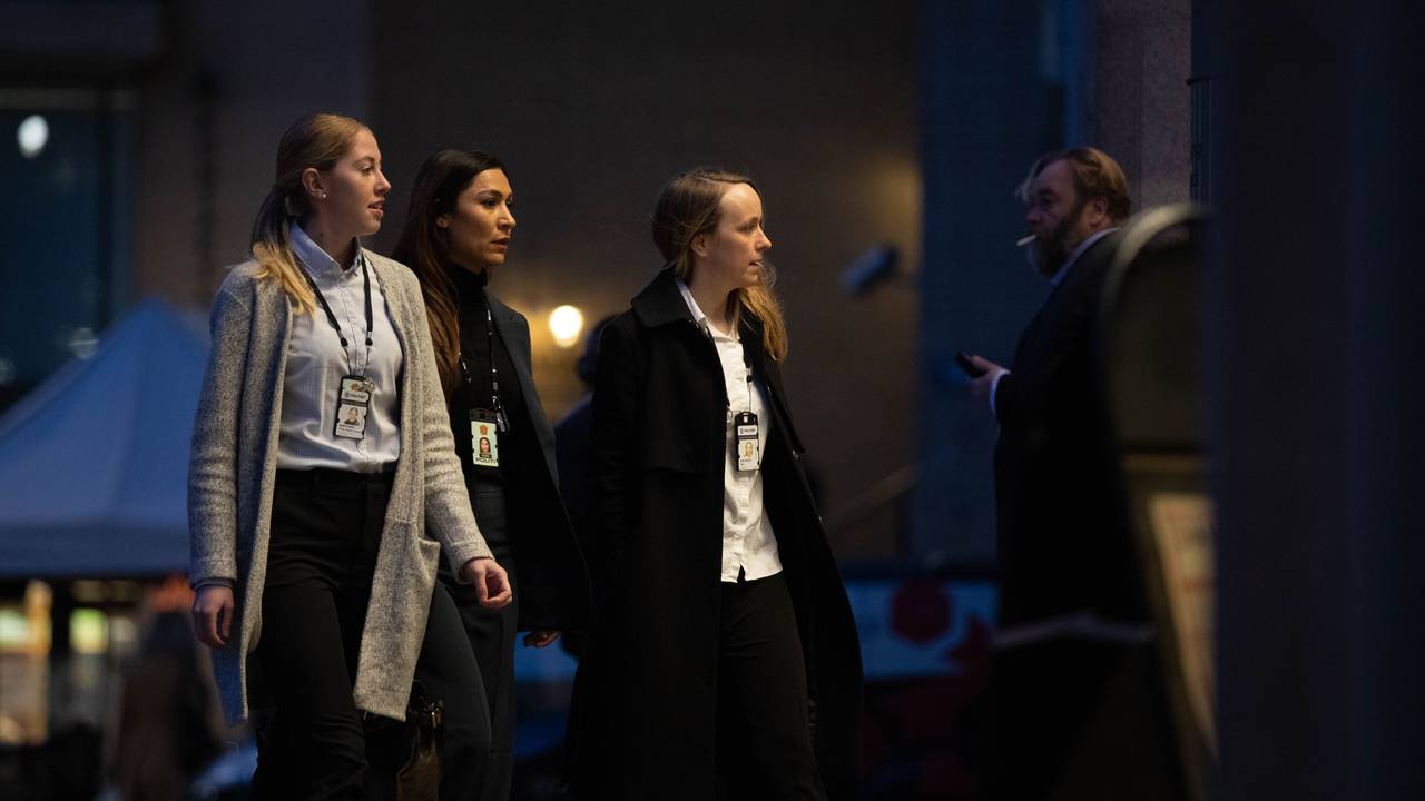 Frida Sortland, Jasmina Holten og Oda Karterud på vei inn i Oslo Tinghus.