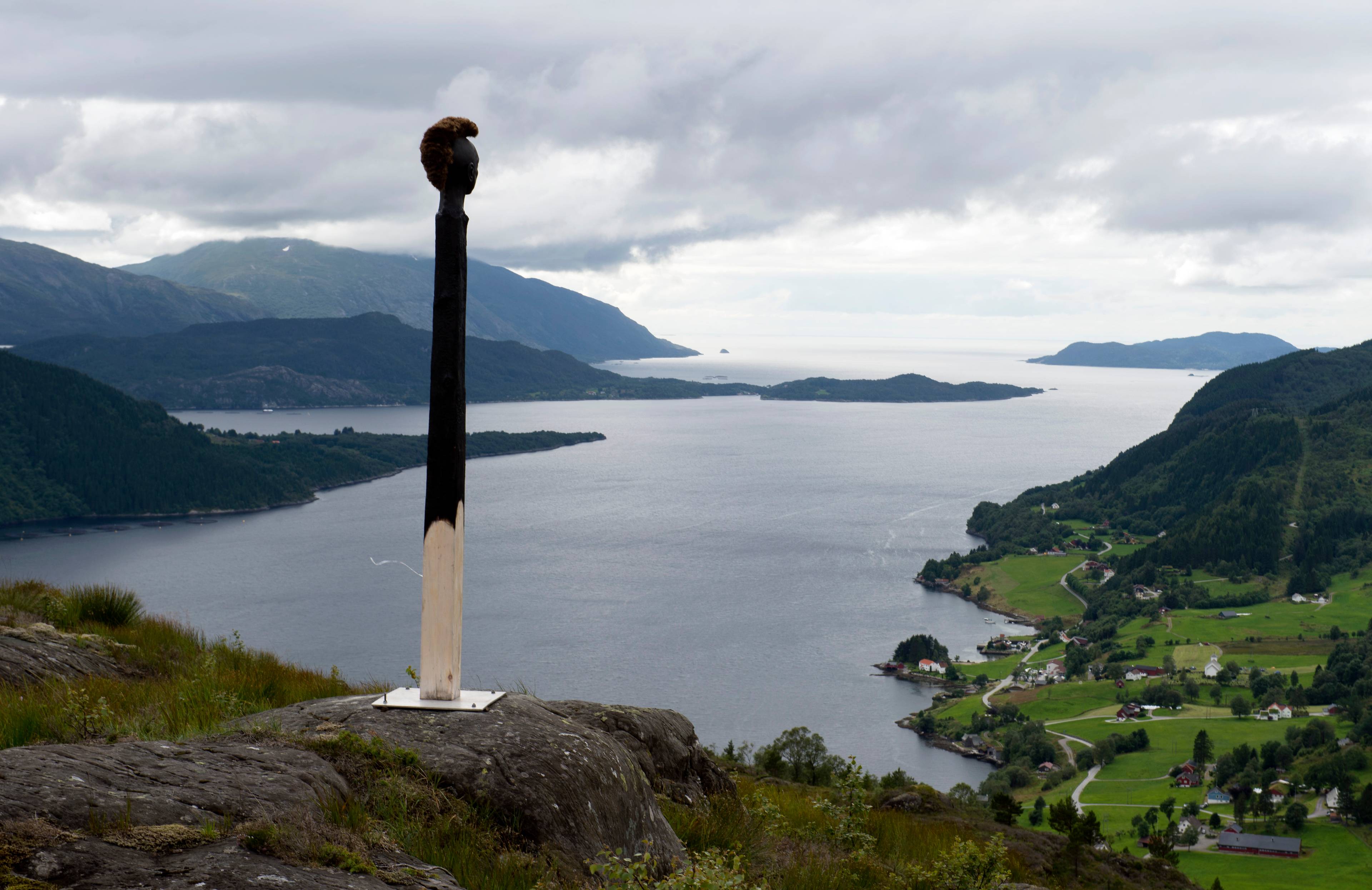 Naustdal 20150731. Kunstnere har satt opp skulpturer på Engebøfjellet. Etter planene skal det bli gruvedrift her og avfallet skal dumpes i Førdefjorden. Foto: Marit Hommedal / NTB