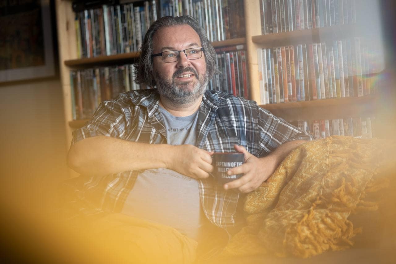 Øyvind med kaffekoppen i sofaen