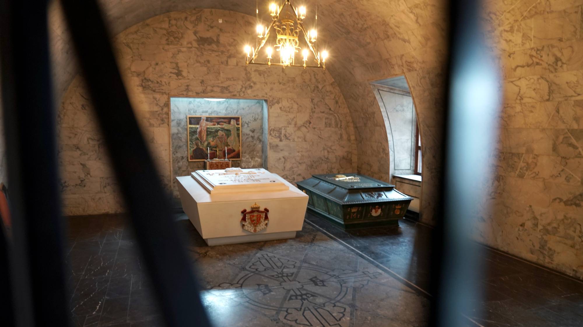 Sarkofagene med avdøde kong Haakon og dronning Maud, kong Olav og kronprinsesse Märtha står i Det kongelige mausoleum på Akershus festning