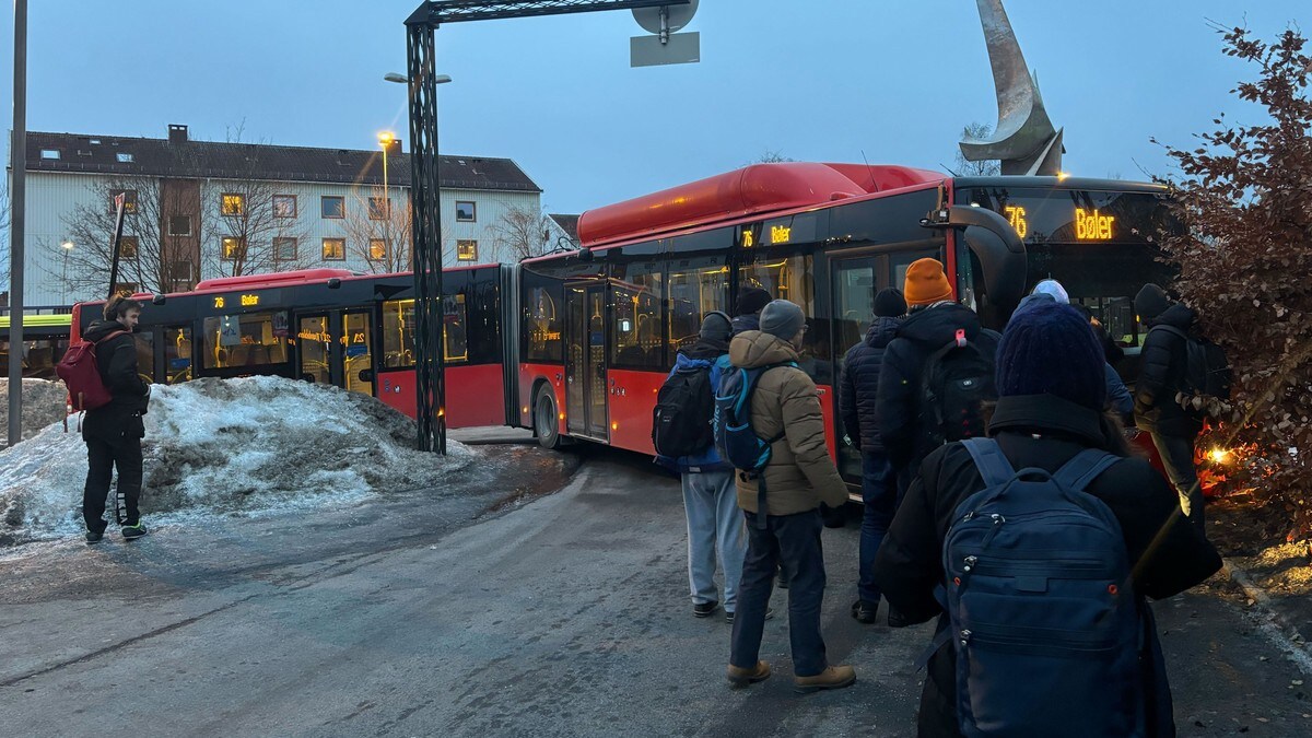 Buss blokkerte trafikken inn og ut på Helsfyr i Oslo