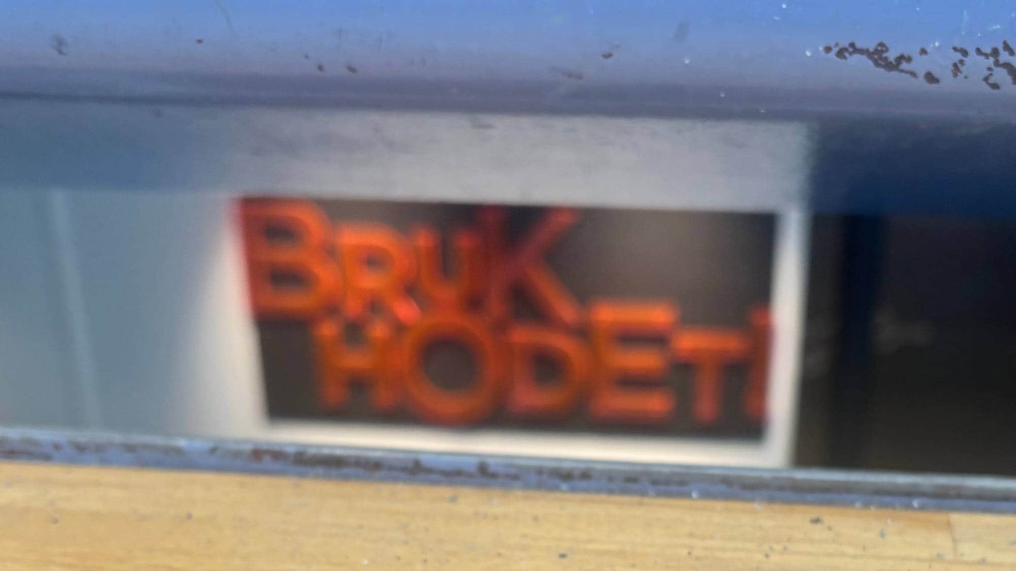 Bruk hodet, en beskjed som står på veggen på Medisinsk fakultet i Tromsø