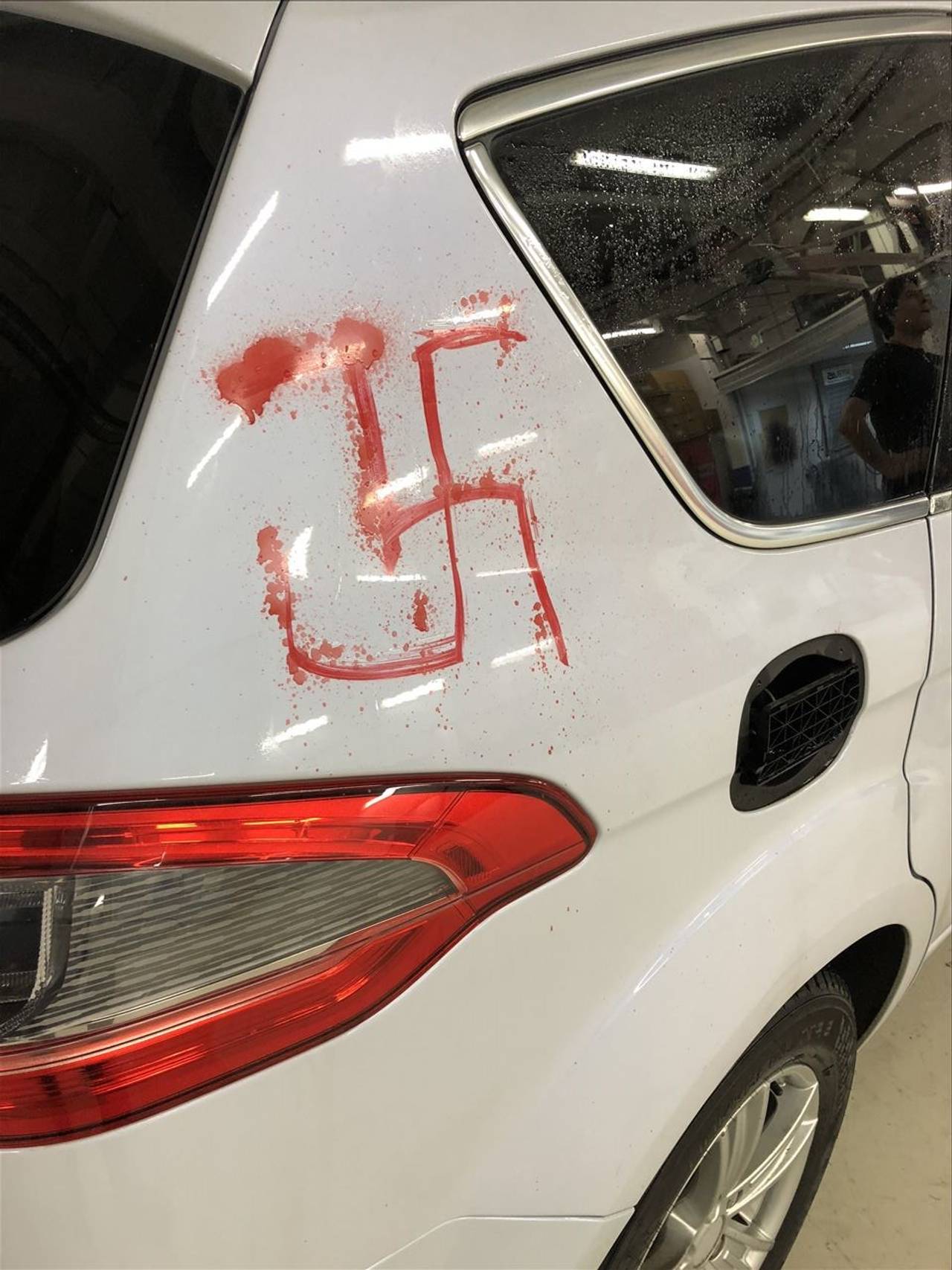 Hakekors på bilen til familien Wara Bertheussen