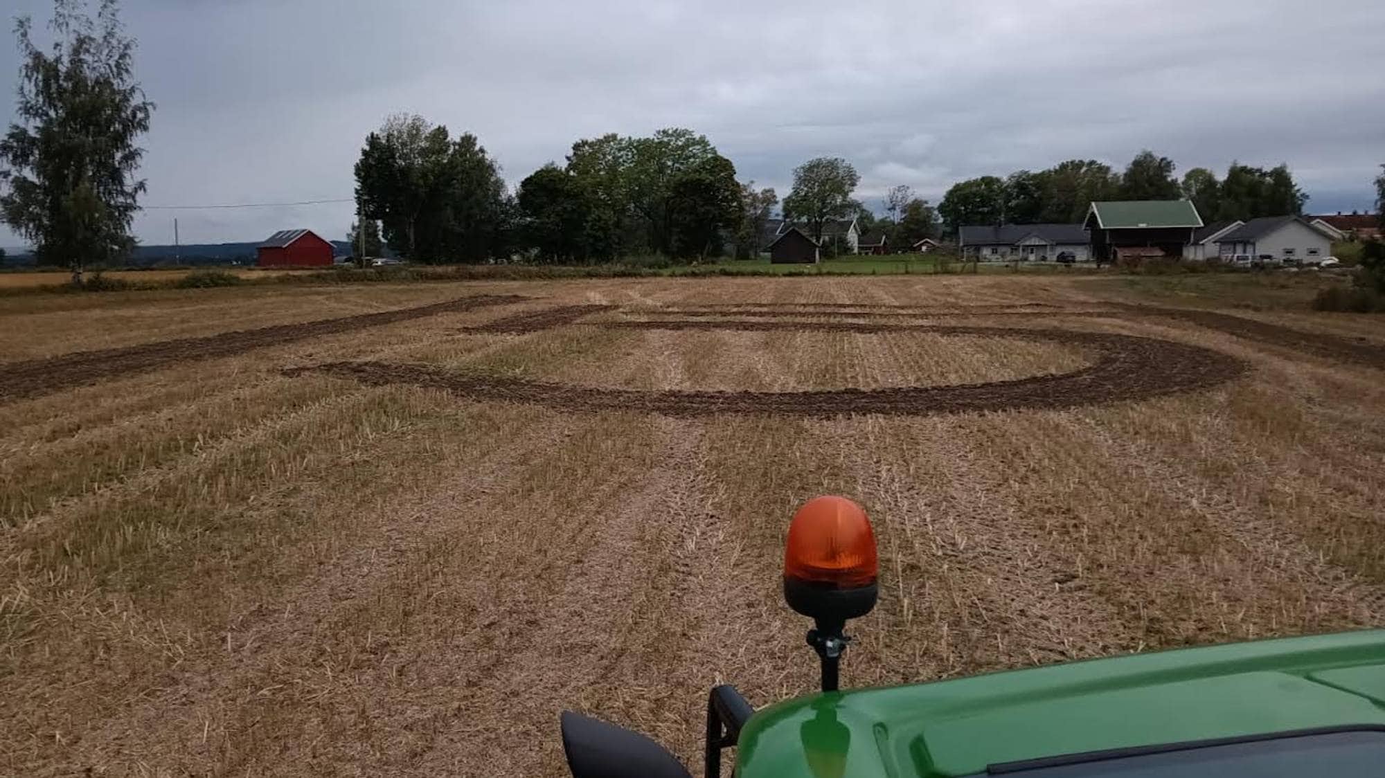 Avdøde kong Harald Vs monogram på et jorde