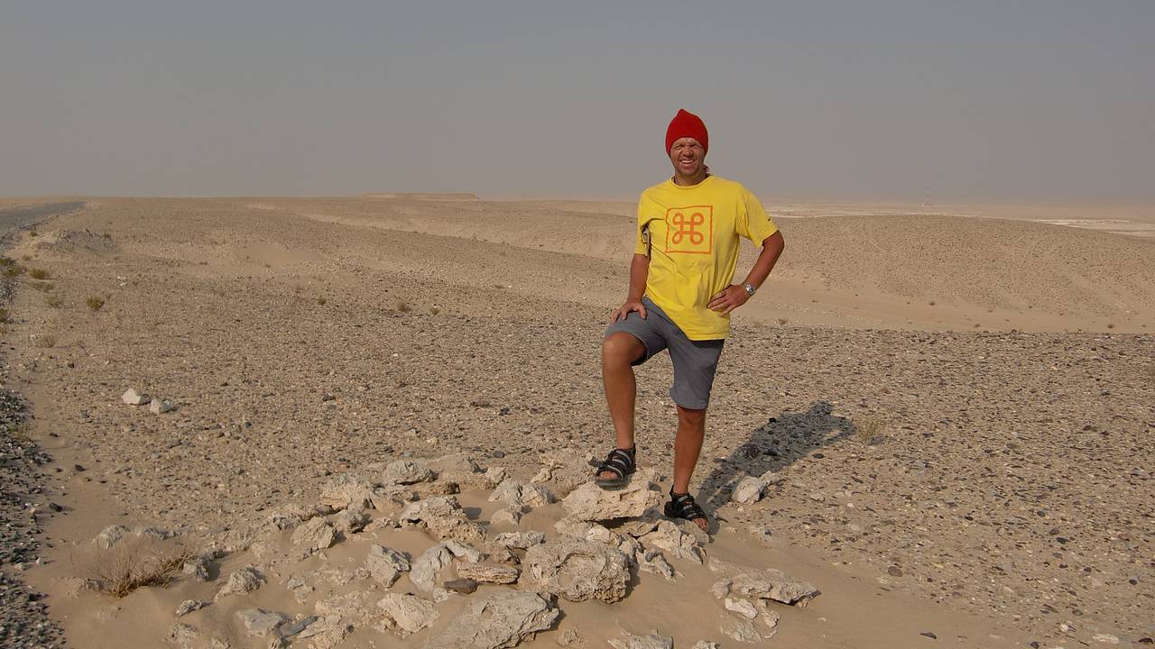 Ørkenvandring i Qatar med sandalar og nisselue.