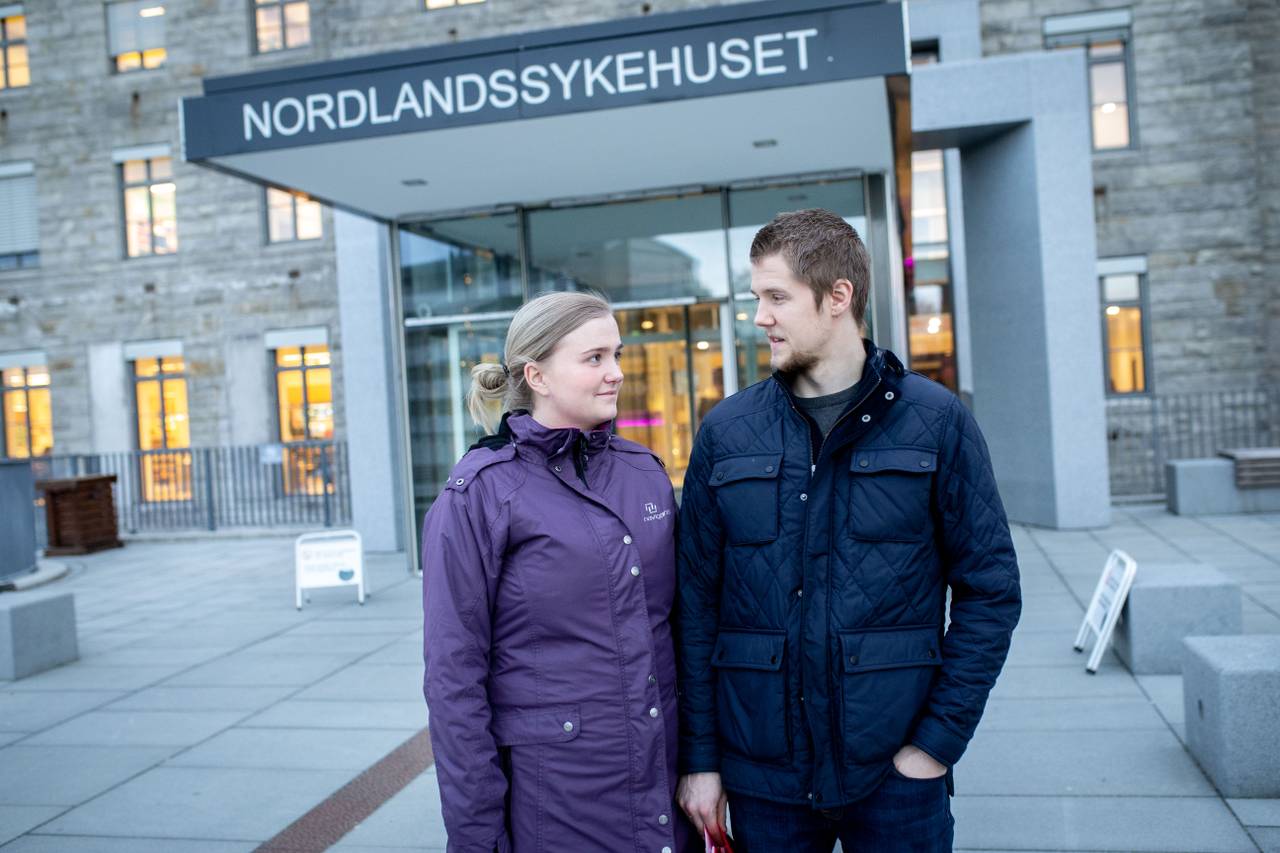 Sunniva og Kristoffer utenfor Nordlandssykehuset i Bodø. 