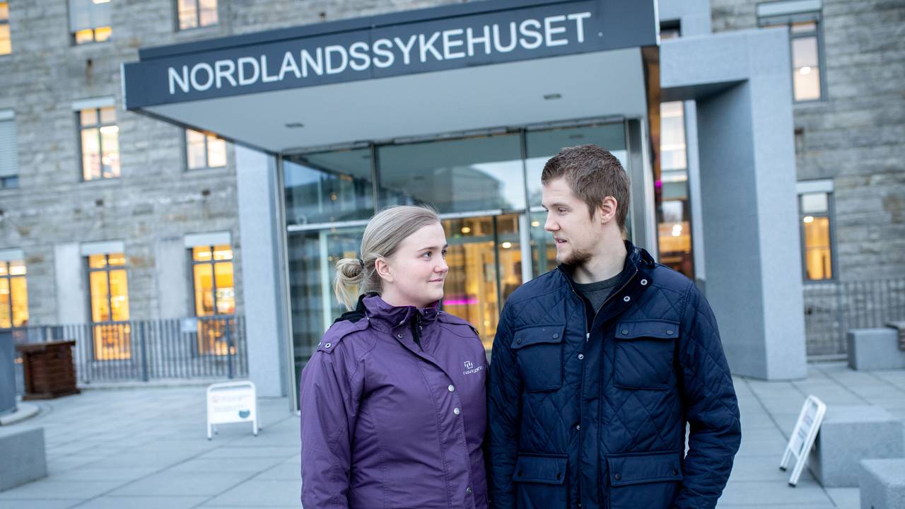 Sunniva og Kristoffer utenfor Nordlandssykehuset i Bodø.
