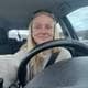 Privat / Privat En kvinne bak et ratt i en bil.