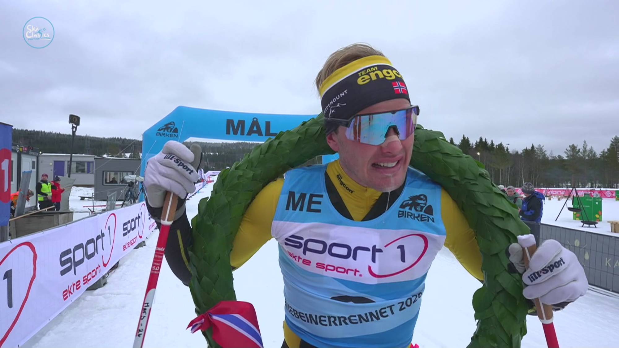 Langrennsløper med seierskrans rundt halsen etter målgang i Birkebeinerrennet. (Bildebeskrivelsen er laget av en KI-tjeneste)