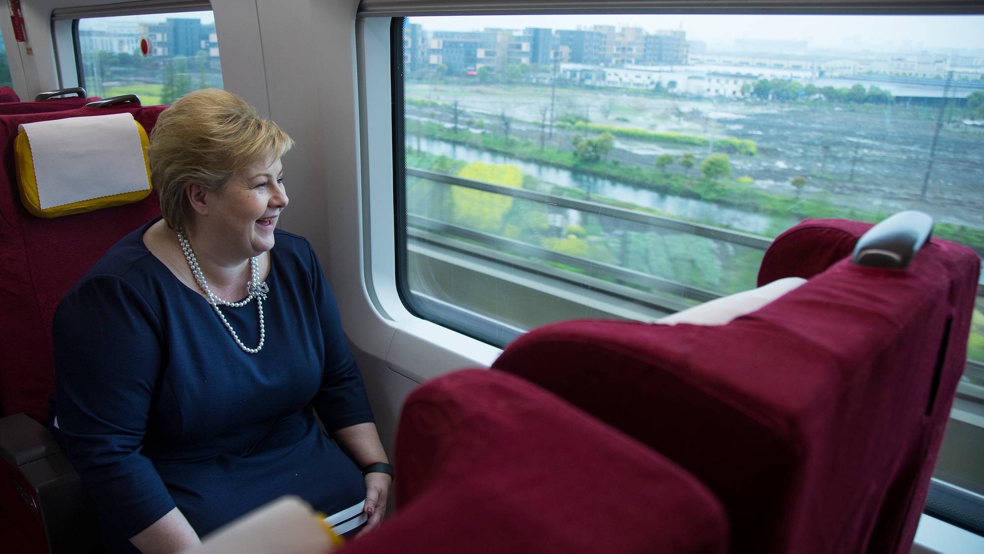Statsminister Erna Solberg under togturen fra Shanghai til Hangzhou 
