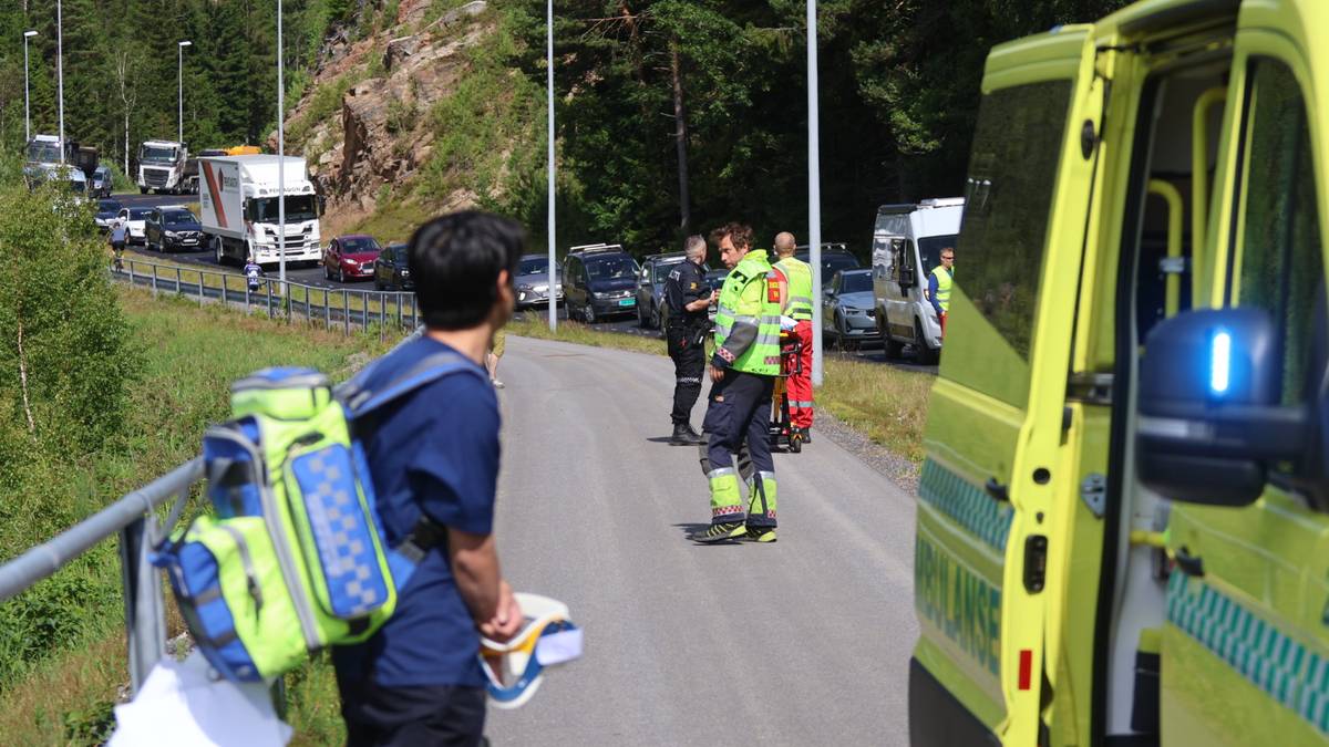 Fire personer til sykehus etter trafikkulykke