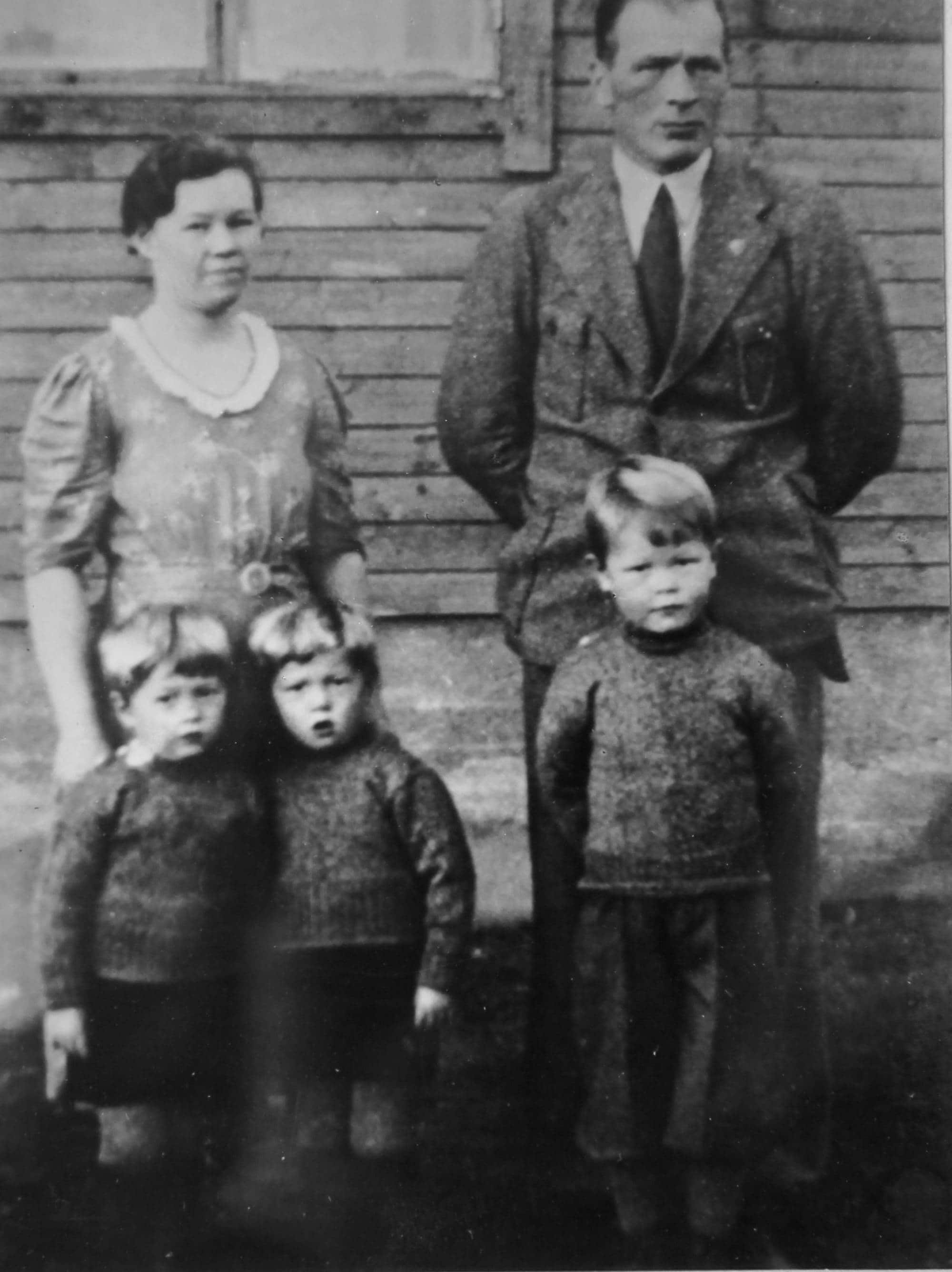 Magne Øymo, Magne står til høyre av tvillingene. Marie og Konrad og Dagfinn på sju.