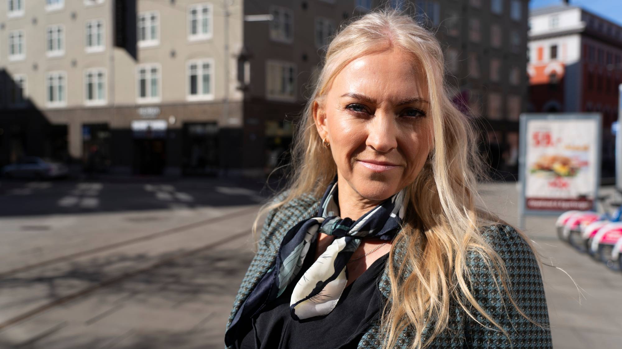 en kvinne som står på et fortau