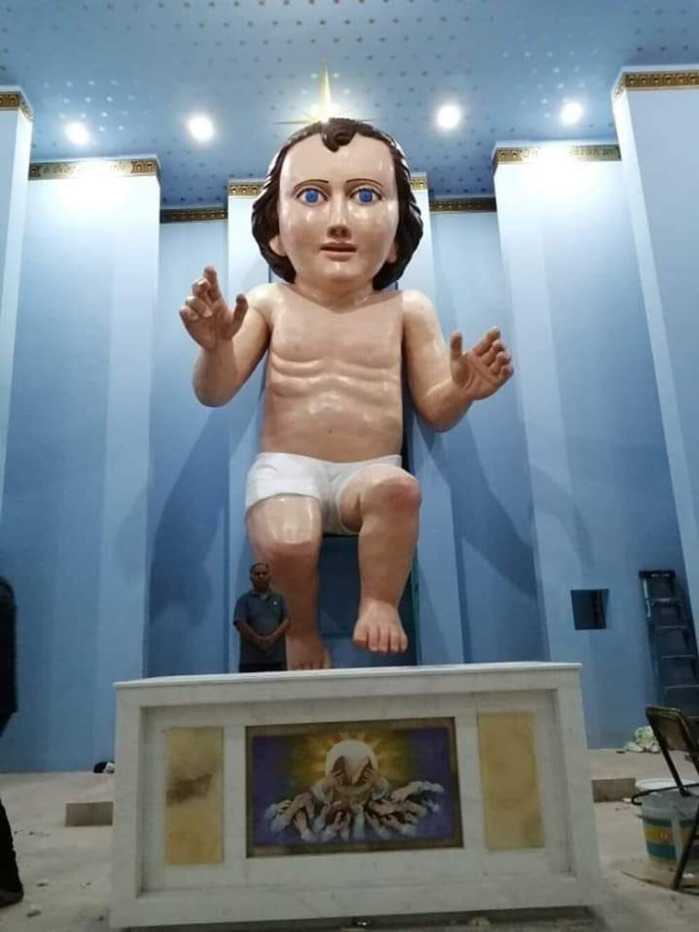Nesten sju meter høgt Jesusbarn liknar på Phil Collins
