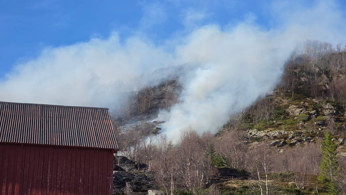 Lyngbrann ute av kontroll: – Mye vind og utfordrende terreng