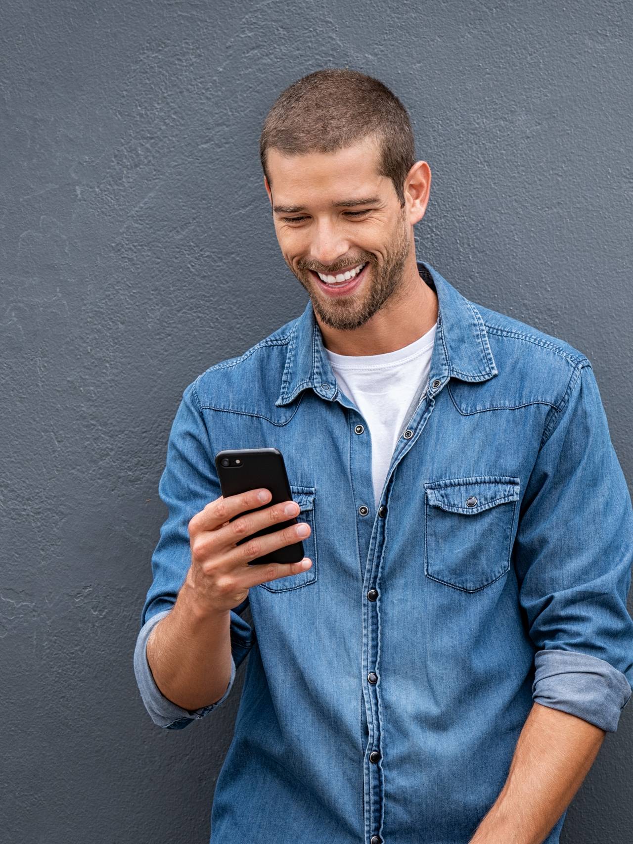 Mann flørter på mobilen.