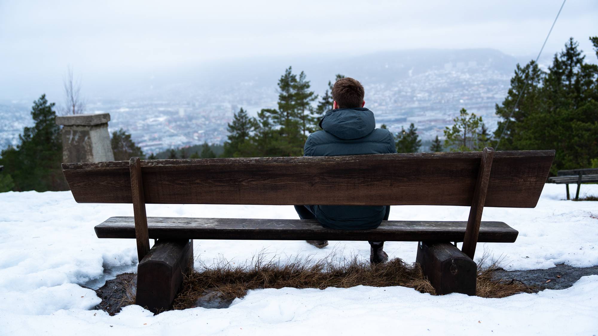 en person som sitter på en benk (Bildebeskrivelsen er laget av en KI-tjeneste)