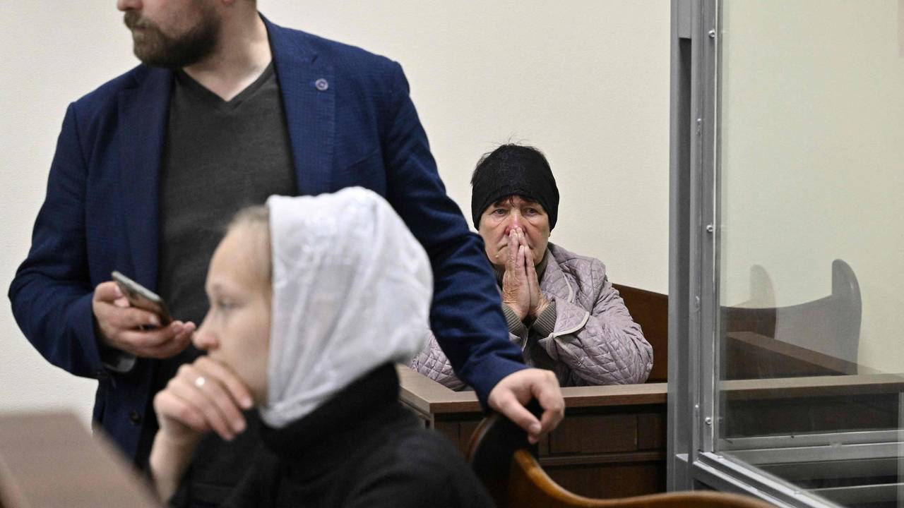 Kona Kateryna Shelipova held hendene flate mot kvarandre føre munnen i rettsalen.