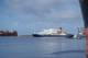 Ismail Burak Akkan / NRK Et stort cruiseskip passerer et annet fartøy i havnen. To mindre fartøy, en oransje og en grønn, er i nærheten av cruiseskipet.