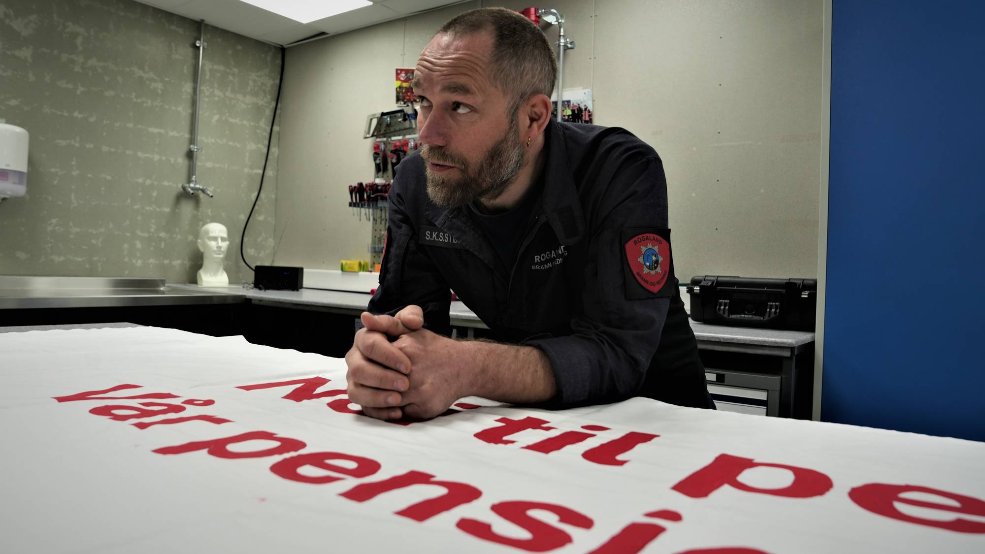 Brannkonstabel i sort uniform