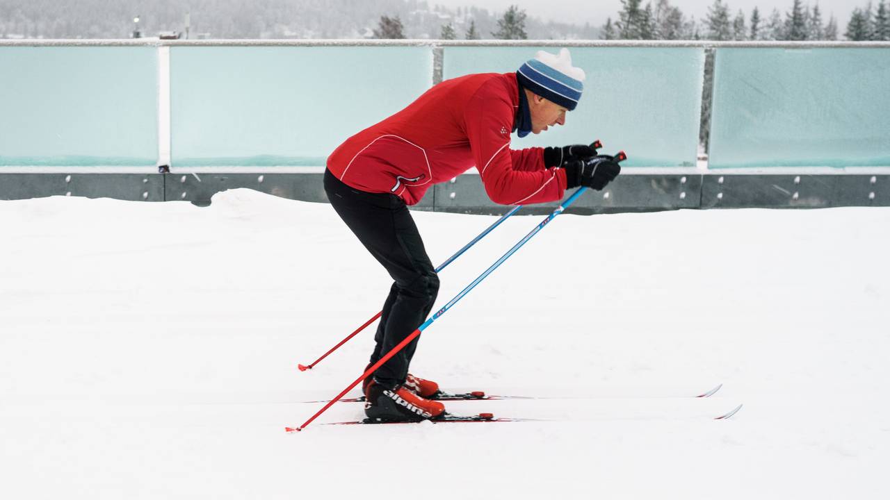 Erik Eide fra Skiforeningen demonstrerer dårlig teknikk når det kommer til dobbeltak med fraspark på langrennski.
