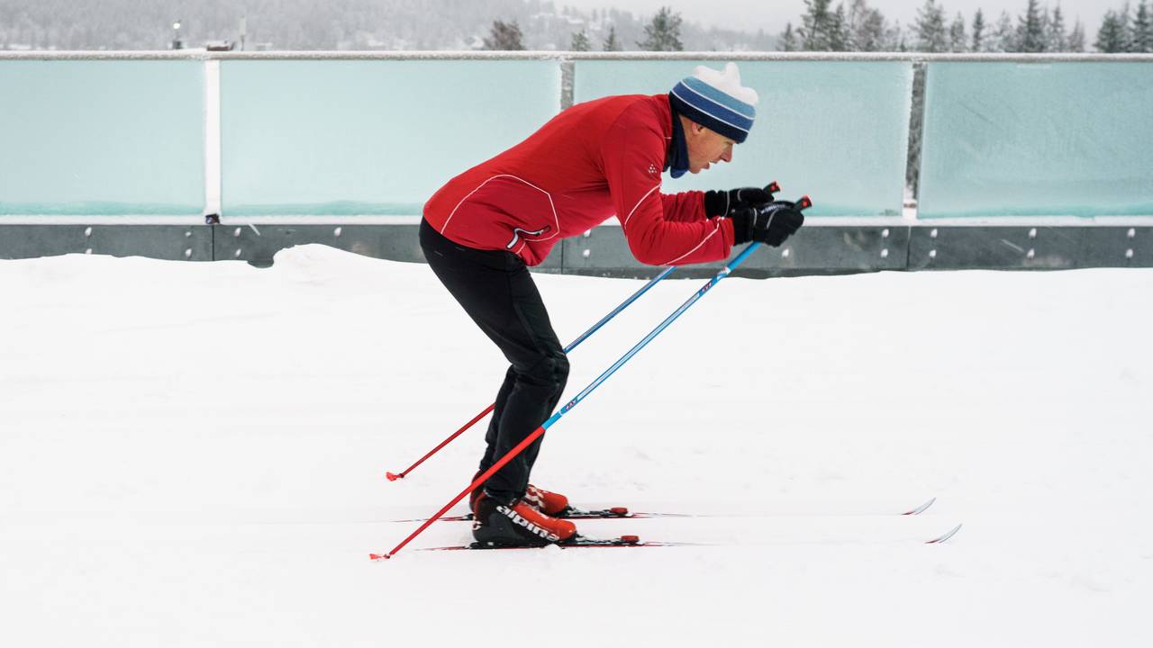 Erik Eide fra Skiforeningen demonstrerer dårlig teknikk når det kommer til dobbeltak med fraspark på langrennski.