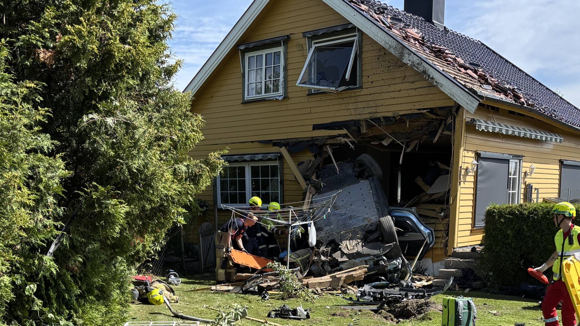 En bil har kjørt inn et hus